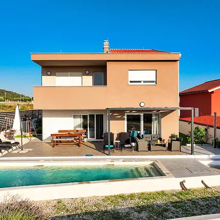 Carmen Zadarvillas Vila Debeljak