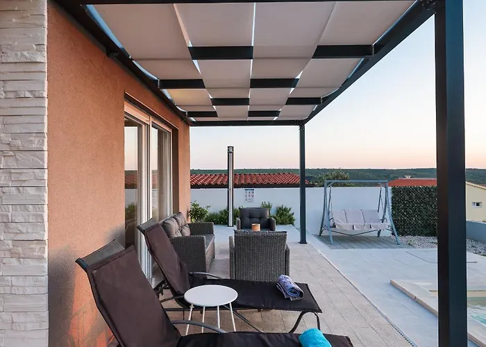 Carmen Zadarvillas *